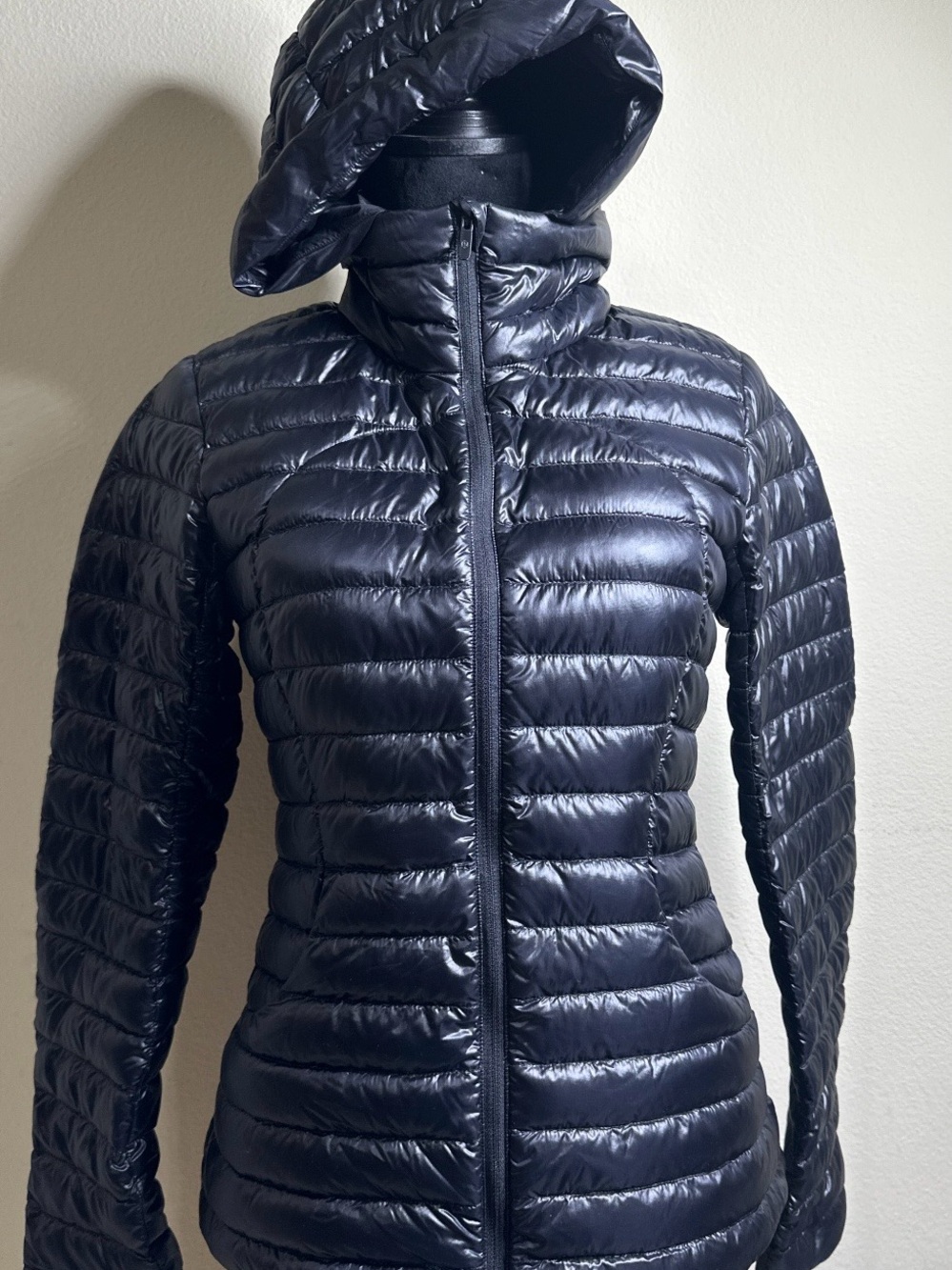 lululemon athletica Women's Navy Shiny Packable Hooded Puffer Jacket